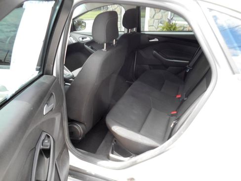 Used 2018 Ford Focus SE w/ Cold Weather Package FWD image 8