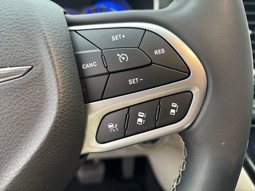 Used 2023 Chrysler Pacifica Touring-L FWD image 25