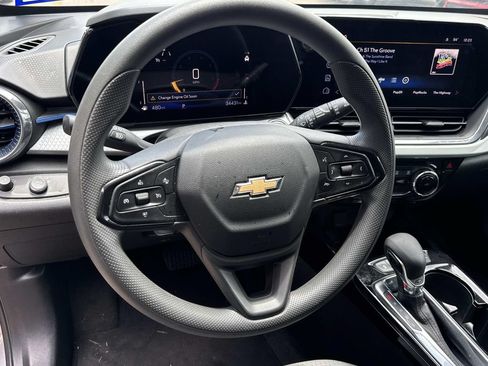 Used 2025 Chevrolet Trax LT FWD image 22