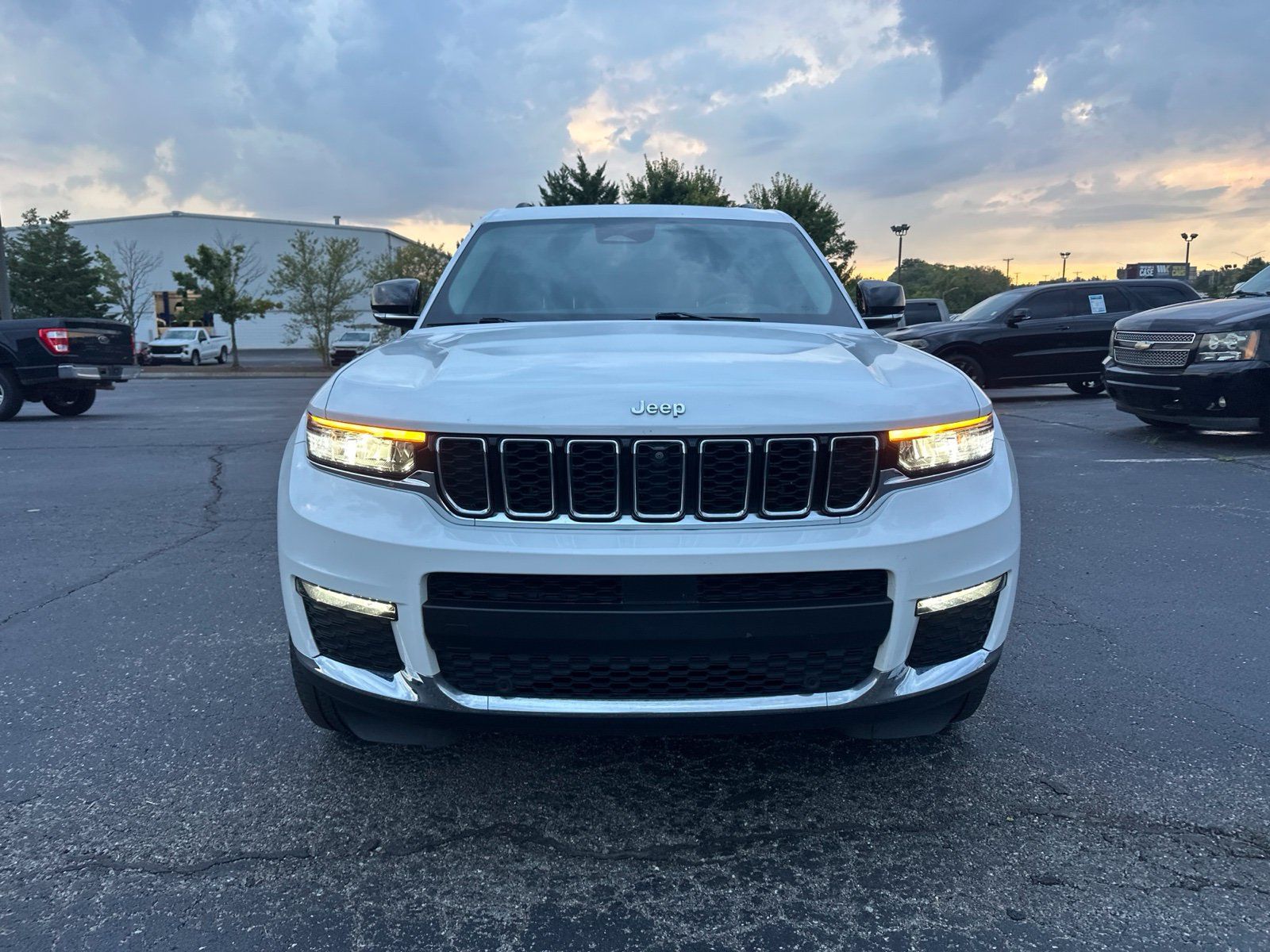 Used 2022 Jeep Grand Cherokee L Limited w/ Luxury Tech Group II RWD image 2