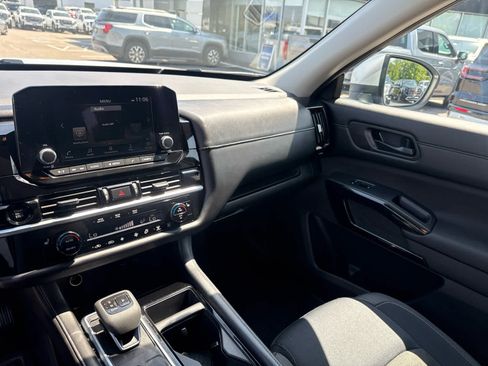 Used 2025 Nissan Pathfinder SV AWD/4WD image 16
