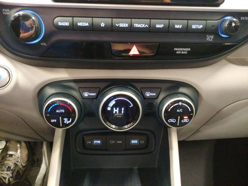 Used 2022 Hyundai Venue Limited FWD image 22