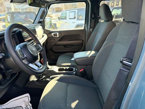 Used 2024 Jeep Wrangler Unlimited Sahara w/ Technology Group image 13