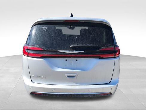 Used 2024 Chrysler Pacifica Touring-L image 11