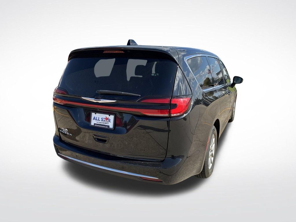 Used 2023 Chrysler Pacifica Touring-L FWD image 6