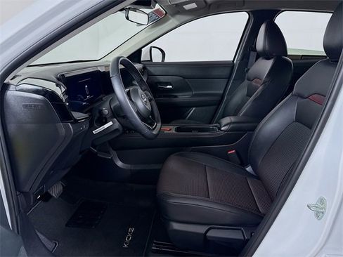 Certified 2025 Nissan Kicks SR image 6