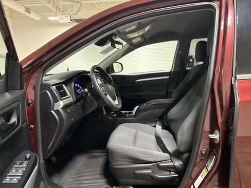 Used 2019 Toyota Highlander LE image 19