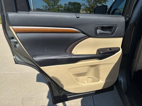 Used 2018 Toyota Highlander Limited image 17