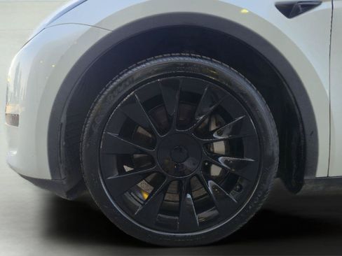 Used 2023 Tesla Model Y AWD image 11