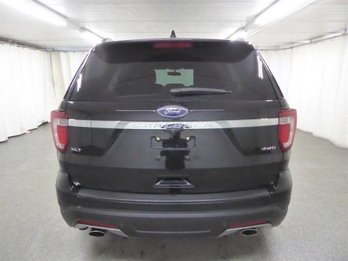 Used 2018 Ford Explorer XLT image 5