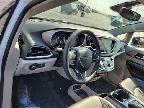 Used 2024 Chrysler Pacifica Touring-L FWD image 18
