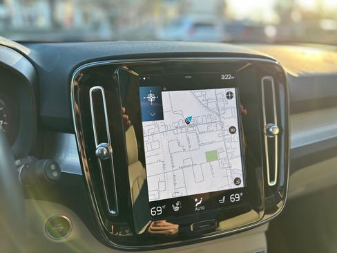 Certified 2022 Volvo XC40 T5 Momentum w/ Premium Package image 8