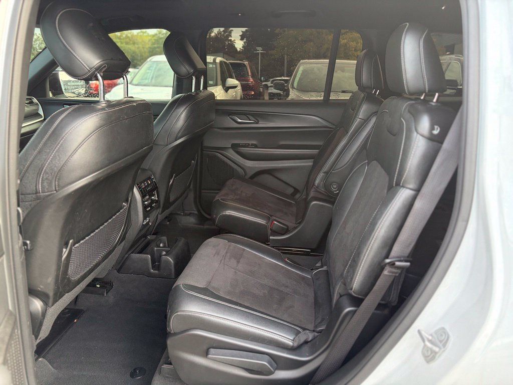 Used 2023 Jeep Grand Cherokee L Laredo AWD/4WD image 16