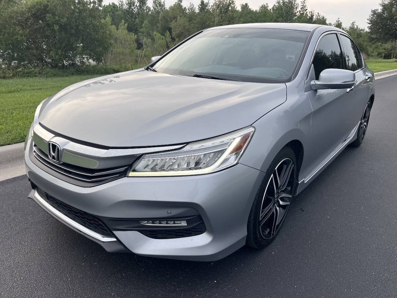 Used 2017 Honda Accord Touring image 3