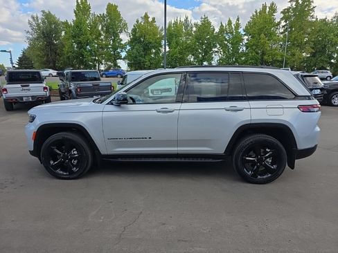 Used 2024 Jeep Grand Cherokee Altitude AWD/4WD image 2