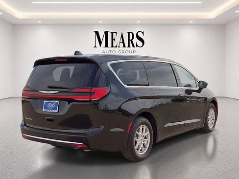 Used 2024 Chrysler Pacifica Touring-L FWD image 5