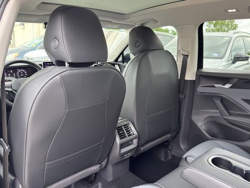 New 2026 Volkswagen Tiguan SE FWD image 24