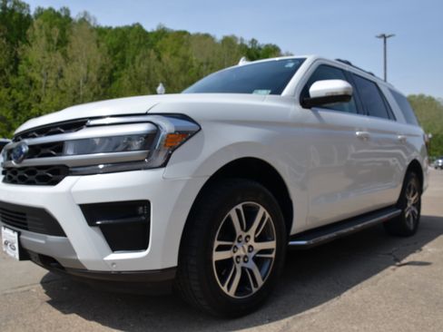 Used 2022 Ford Expedition XLT AWD/4WD image 2