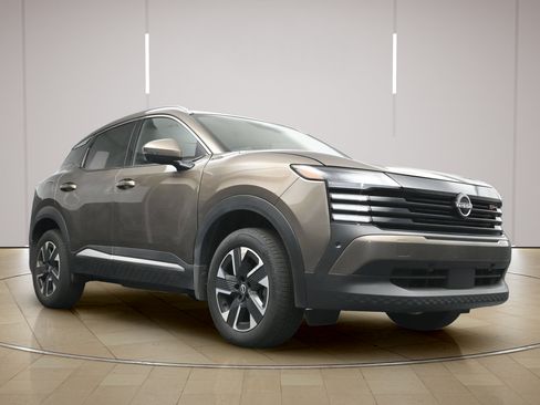 Certified 2025 Nissan Kicks SR FWD image 21