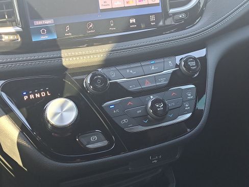 New 2026 Chrysler Pacifica Select image 18