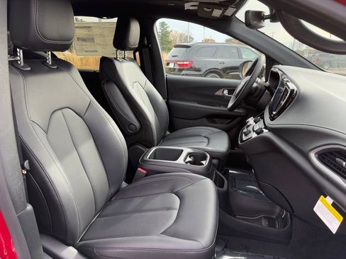 New 2026 Chrysler Pacifica Select image 15