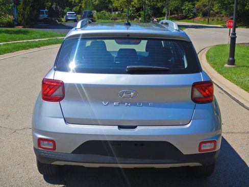 Used 2025 Hyundai Venue SEL FWD image 9