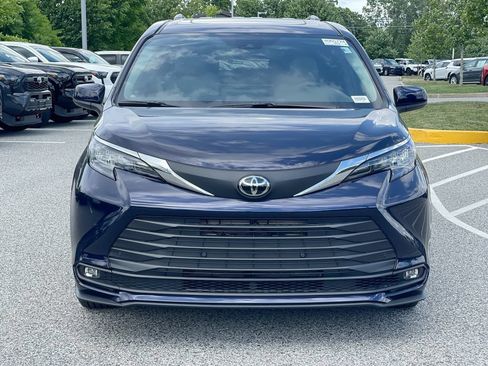 Used 2026 Toyota Sienna XLE FWD image 12