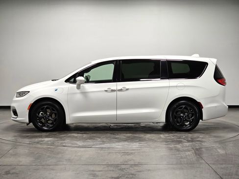 Used 2022 Chrysler Pacifica Limited w/ S Appearance Package FWD image 5