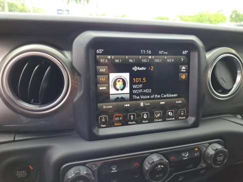 Used 2018 Jeep Wrangler Unlimited Sahara image 14