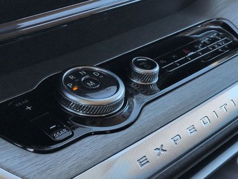 Certified 2025 Ford Expedition Platinum image 12