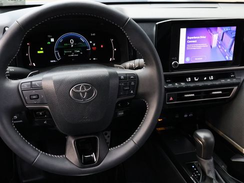 Used 2025 Toyota Camry SE image 16