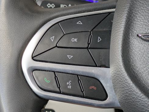 Used 2023 Chrysler Pacifica Touring-L FWD image 28
