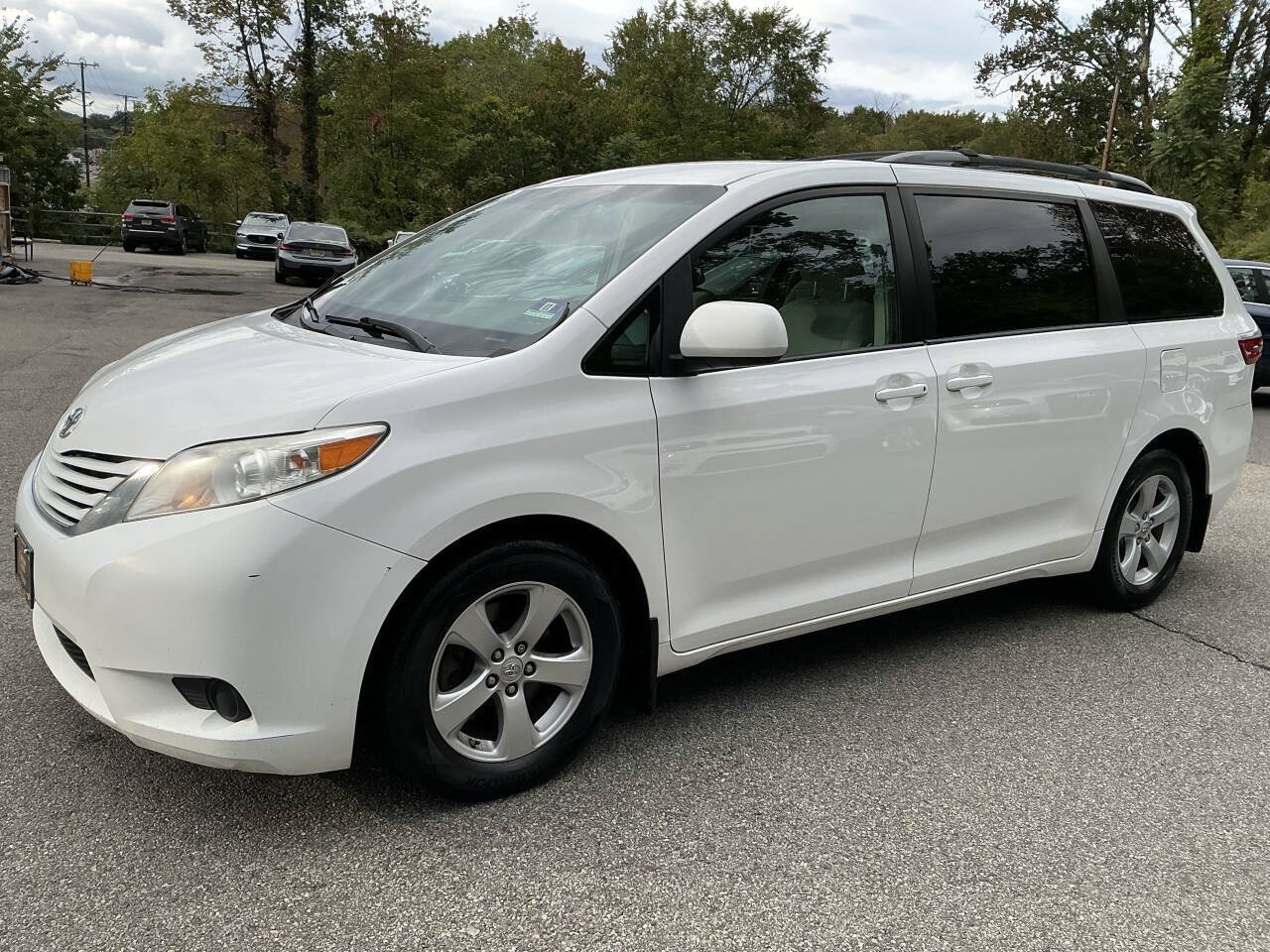Used 2017 Toyota Sienna LE FWD image 1