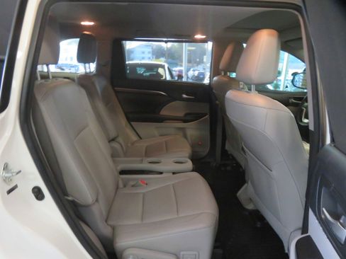 Used 2014 Toyota Highlander Limited image 26