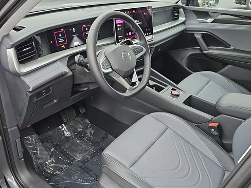 Used 2025 Volkswagen Tiguan SE image 11