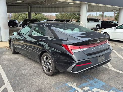 Used 2025 Hyundai Elantra Limited image 2