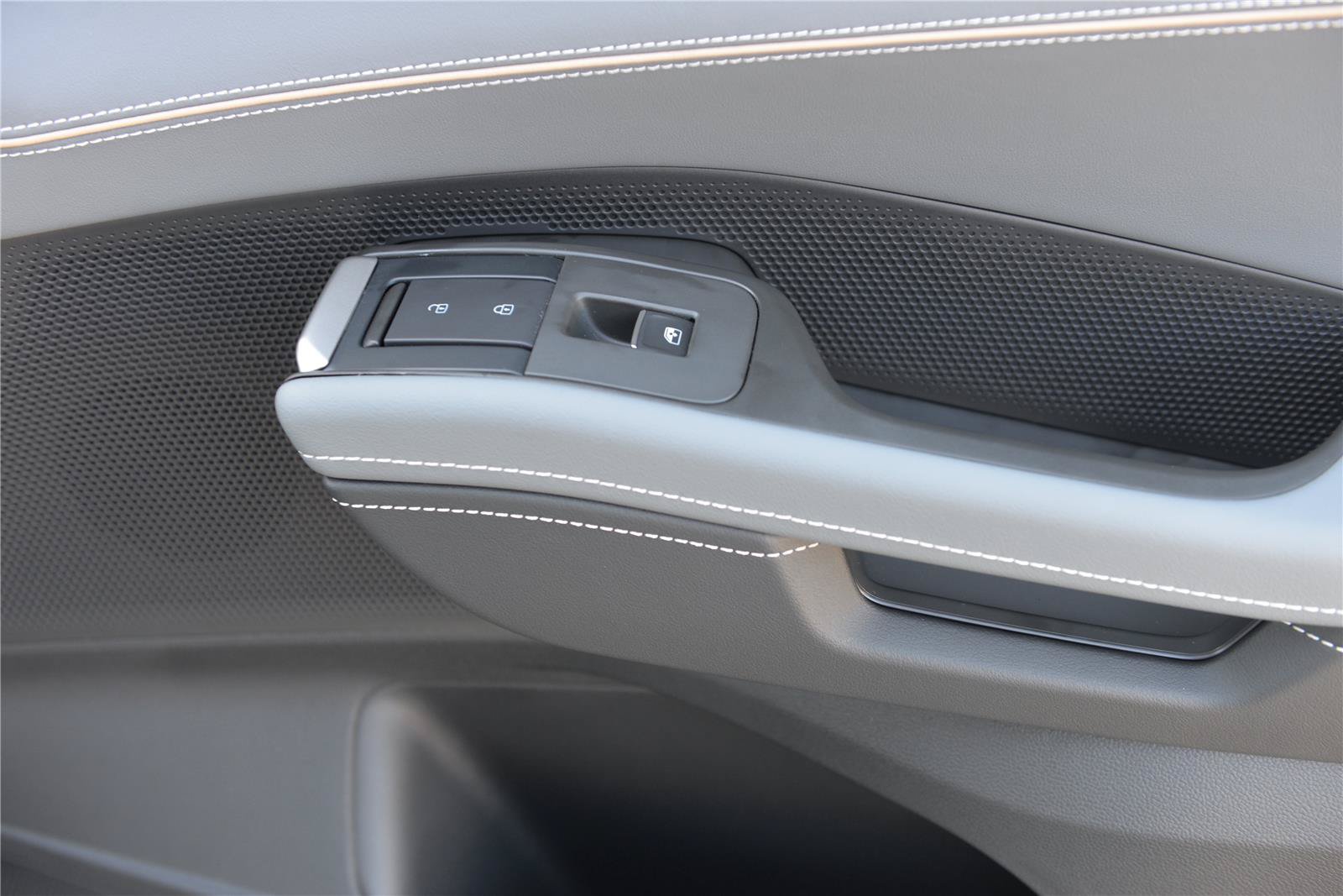 New 2027 Volkswagen Atlas SEL R-Line AWD/4WD image 17