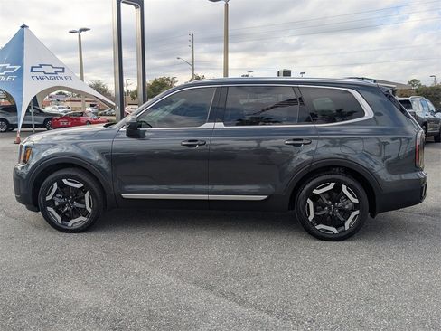 Used 2024 Kia Telluride EX w/ EX Captain's Chair Package image 6