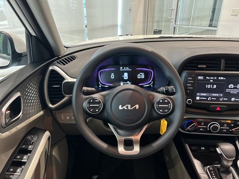 Used 2025 Kia Soul LX w/ LX Technology Package image 15