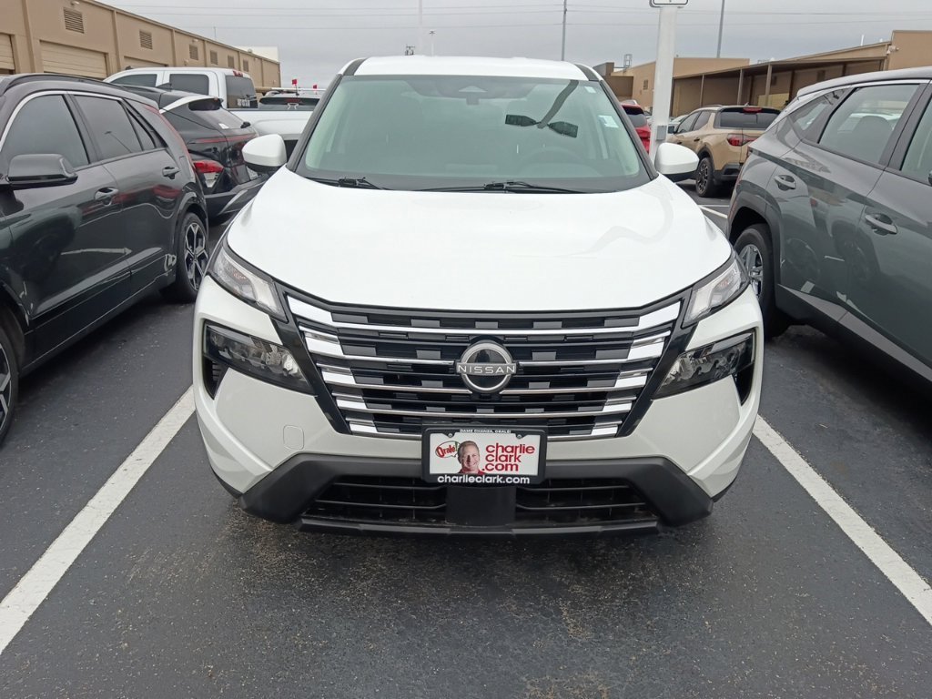 Used 2026 Nissan Rogue SV FWD image 2
