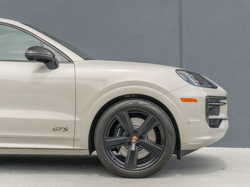 Used 2025 Porsche Cayenne GTS AWD/4WD image 38