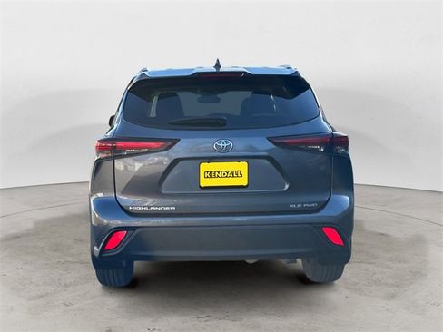 Used 2025 Toyota Highlander XLE image 4