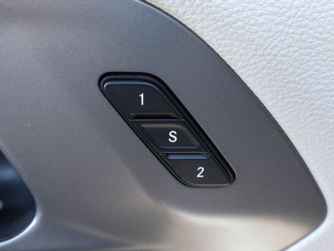 Used 2023 Chrysler Pacifica Touring-L FWD image 16