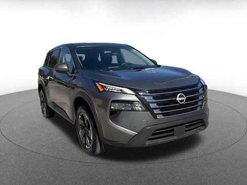 Used 2025 Nissan Rogue SV image 3