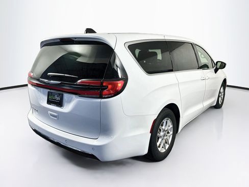 Used 2024 Chrysler Pacifica Touring-L FWD image 9