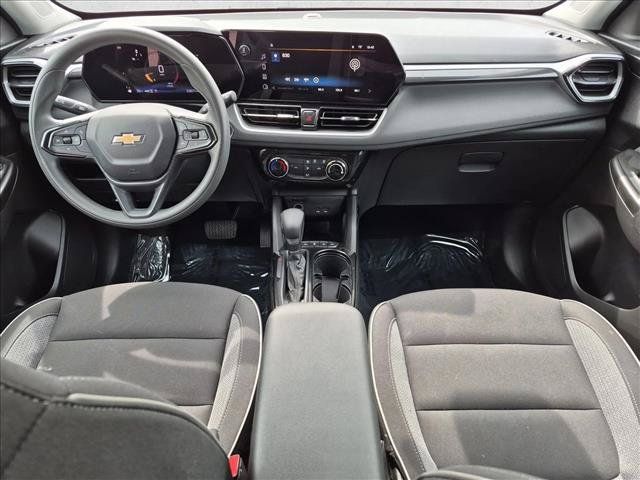 Used 2025 Chevrolet TrailBlazer LT AWD/4WD image 16