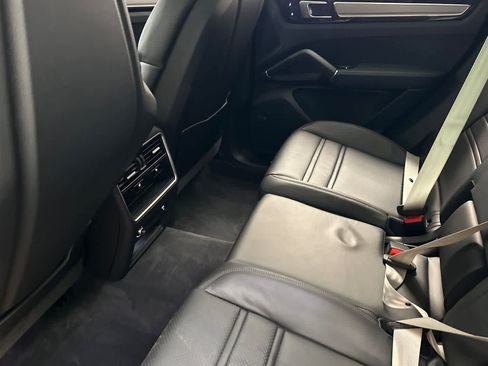 Used 2023 Porsche Cayenne image 3