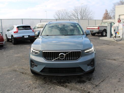 Used 2023 Volvo XC40 B5 Plus image 8
