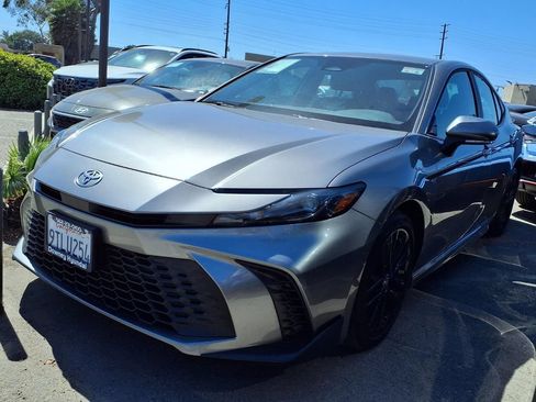 Used 2025 Toyota Camry SE FWD image 1