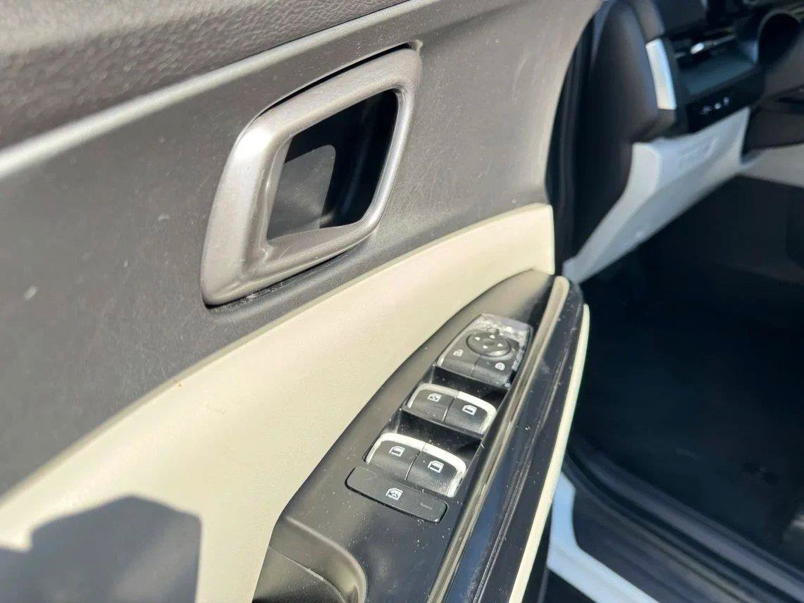 Used 2022 Kia Carnival LX FWD image 11